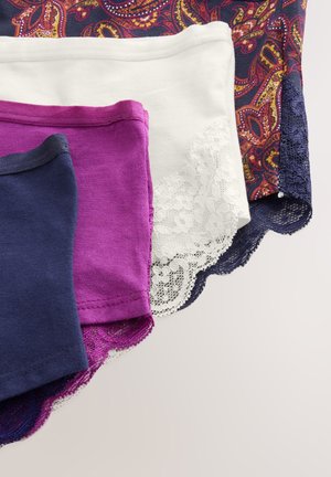 Fire par shorts med blonderkant i marineblå, lilla, hvid og et mønstret stof, der viser en blanding af ensfarvede og detaljerede blondeelementer.
