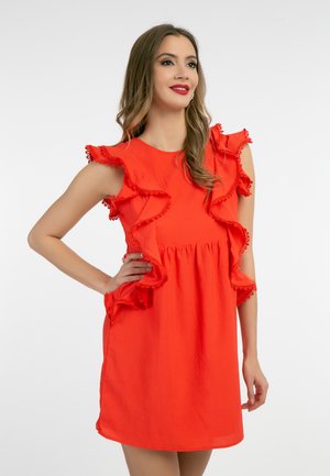 Rochie roșie cu mâneci ondulate și decorativă. Confecționată dintr-un material ușor, având o croială lejeră și o siluetă evazată.