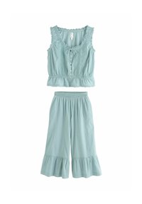 Haut bleu clair sans manches boutonné avec détails en dentelle et pantalon large raccourci assorti avec ourlets à volants.