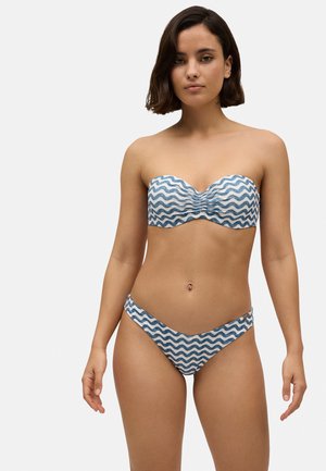 Conjunto de bikini a rayas azul y blanco que incluye un top sin tirantes con fruncido y parte inferior de corte bajo a juego. Textura suave, patrón de olas.