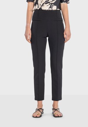 - Spodnie materiałowe