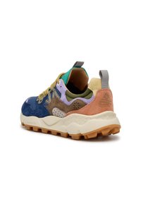 Flerfärgad sneaker med suède och mesh i blått, grönt, lila, brunt och rosa. Kraftig vit mellansula med strukturerad gummiyttersåle.