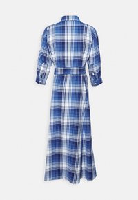 Modré kostkované šaty s límečkem, dlouhými rukávy a páskem v pase. Obsahují bílou barvu a různé odstíny modré v kostkovaném vzoru.