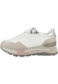 Weiß-beige Sneaker mit einem strukturierten Lederobermaterial, metallisch-silbernen Akzenten und einer gepolsterten Sohle. Mit einem Logo an der Seite.