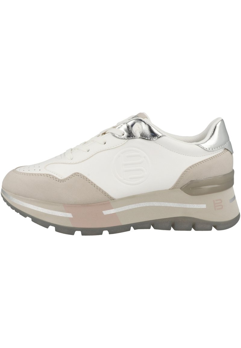 Weiß-beige Sneaker mit einem strukturierten Lederobermaterial, metallisch-silbernen Akzenten und einer gepolsterten Sohle. Mit einem Logo an der Seite.