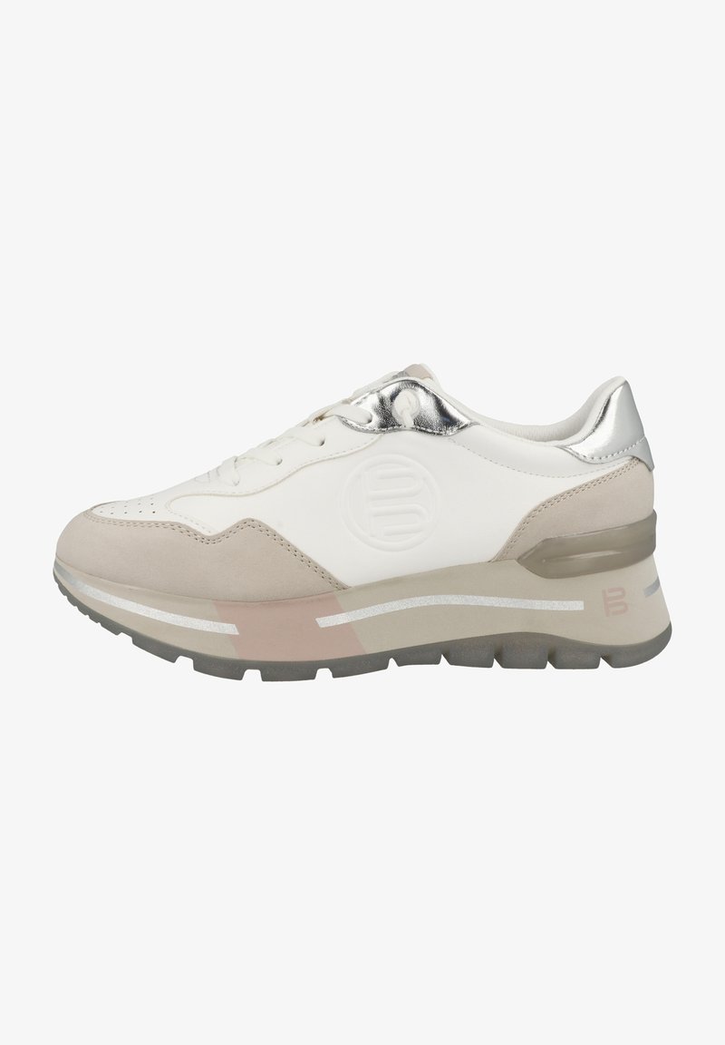 Weiß-beige Sneaker mit einem strukturierten Lederobermaterial, metallisch-silbernen Akzenten und einer gepolsterten Sohle. Mit einem Logo an der Seite.