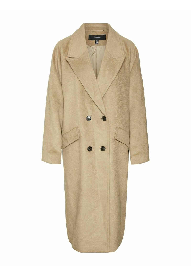 Manteau beige à double boutonnage en tissu doux et texturé. Présente un large revers, deux poches avant et des accents de boutons noirs.