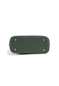 Borsa rettangolare in ecopelle verde con finitura texture, dettagli in metallo color oro e quattro piedini protettivi in metallo alla base.