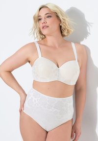 Weißes BH- und hochgeschnittenes Slip-Set mit floralen Mustern. Weicher Stoff, mit Bügelunterstützung, verstellbaren Trägern und dekorativem Detail in der Mitte.