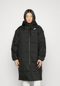 Melnā pūkaina jaka ar rāvējslēdzēju priekšā, pārspīlēts kapuce un elastīgas aproces. Iespējo mazu logo augšējā kreisajā krūšu pusē un kvilts tekstūru.