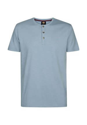 Hellblaues Henley-Shirt mit kurzen Ärmeln, drei braunen Knöpfen und rundem Halsausschnitt.