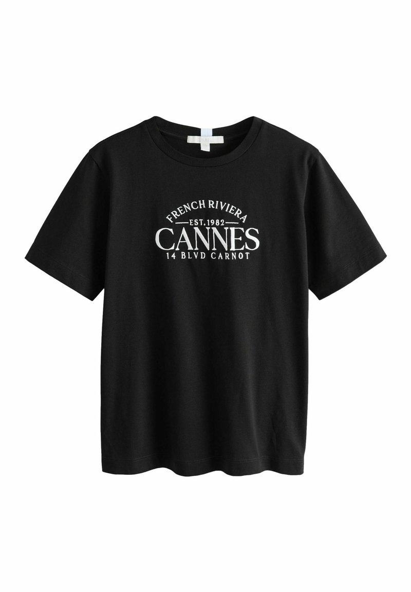 T-shirt noir à manches courtes avec texte blanc indiquant "French Riviera EST. 1982 Cannes 14 Blvd Carnot" au centre devant.