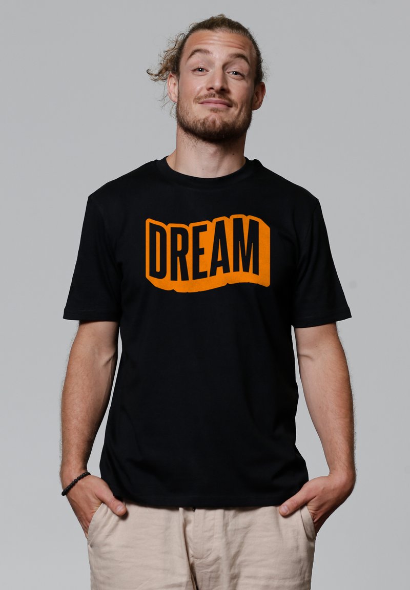 Zwarte katoenen T-shirt met een gedurfde oranje "DREAM" graphic. Korte mouwen, ronde hals en een relaxte pasvorm.