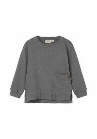 Sudadera gris de manga larga con cuello redondo, fabricada en un tejido texturizado, con aberturas laterales y un bolsillo frontal con un pequeño detalle en cuero.