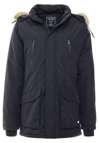 Mörkblå parka-jacka tillverkad av vattenavvisande material, med en huva i fuskpäls, två framfickor och fickor på bröstet med dragkedja.