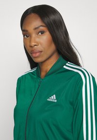 adidas Sportswear ESSENTIALS 3-STRIPES - Trenirka - collegiate green white