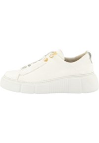 Białe niskie trampki z teksturowaną skórzaną cholewką, zaokrąglonym noskiem, wyraźną białą podeszwą oraz pomarańczowymi i srebrnymi oczkami.