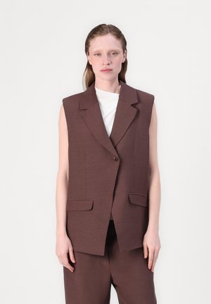 Brun senkefri blazer med notched krage, enkelt knappelukking og to frontlommer, laget av et glatt stoff med en matt finish.