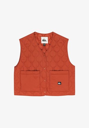 Chaleco acolchado en naranja quemado con un diseño acolchado, presenta un cuello en V, cierre de presión y dos bolsillos de parche en la parte frontal. Etiqueta de logo en el bolsillo.