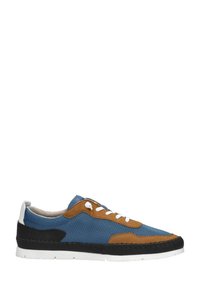 Heren sneakers met een bovenwerk van blauw gaas, accenten van bruin suede, een zwarte zool en witte veters. Voorzien van een gevoerde zool voor comfort.