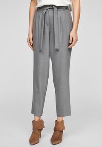 Grijze op maat gemaakte broek met een ceintuur in de taille, geplooide voorkant en een cropped straight-leg ontwerp. De stof heeft een gladde, gestructureerde afwerking.