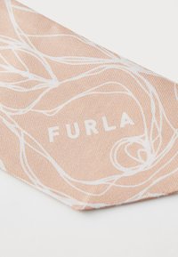 Furla slips i blødt ferskenfarvet stof med hvide abstrakte linjemønstre; har en glat tekstur og spids ende for et skræddersyet design.
