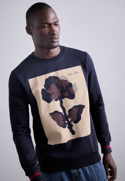 Marineblaue Sweatshirt mit großem floralem Druck in Burgunder und Beige. Rippbündchen mit roten Akzenten. Weicher Stoff und normale Passform.