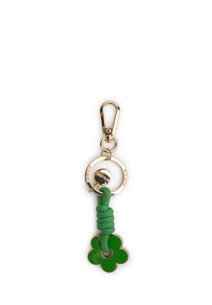 Portachiavi dorato con moschettone, anello circolare, cordoncino verde e ciondolo a quadrifoglio smaltato verde attaccato.