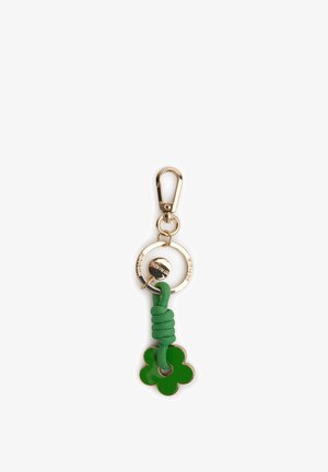 Portachiavi dorato con moschettone, anello circolare, cordoncino verde e ciondolo a quadrifoglio smaltato verde attaccato.