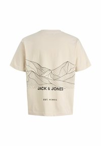 Kreem lühikeste varrukatega T-särk, millel on musta joonkunstiga mäed ja "JACK & JONES" tekst koos "EST. MCMXC" all.