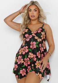 Vestido de baño floral con fondo negro. Presenta vibrantes flores en tonos rosa y naranja, tirantes ajustables y un dobladillo acampanado.