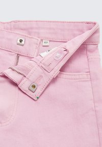 Svetlo roza denim hlače z kovinsko gumbom, zadrgo in oznako velikosti. Imajo gladko teksturo z enim sprednjim žepom.