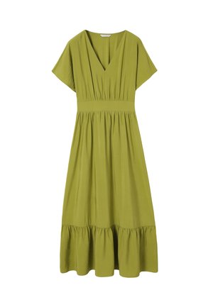 Oliivinvihreä, polvipituinen mekko, jossa on syvä V-pääntö, lyhyet hihat, kerätty vyötärö ja kerroksellinen röyhelöhelma. Sujuva, kevyt kangas.