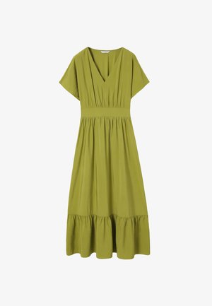 Abito verde oliva, a lunghezza ginocchio, con scollatura a V profonda, maniche corte, vita arricciata e orlo a balze a più strati. Tessuto morbido e leggero.