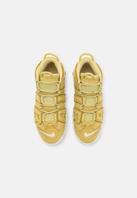 Nike Sportswear AIR MORE UPTEMPO - Visoke tenisice - buff gold/bronzine sail