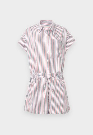 Naine kannab lühikeste varrukatega triibulist kombinesooni, millel on krae ja elastne talje, ning musti varbavahekingi, seisab valgel taustal.