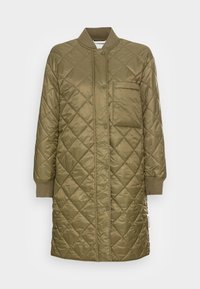 Chaqueta larga acolchada en verde oliva, con cuello acanalado, botones de presión y un único bolsillo en el pecho. Material suave y brillante con una textura lisa.