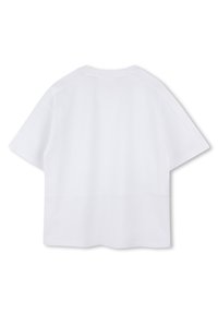 T-shirt bianco a maniche corte, con texture liscia, scollo rotondo e orlo posteriore leggermente più lungo. Design semplice e pulito, senza motivi né accenti.