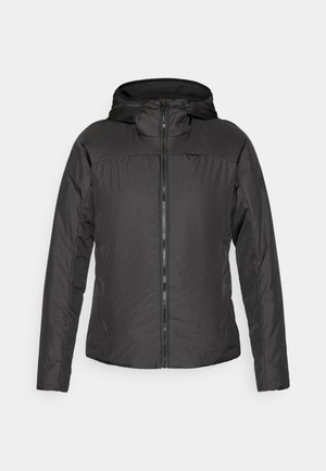 Juodas užpildytas žiemos kailis su gobtuvu ir priekiniu užtrauktuku, ilgos rankovės ir šoninės kišenės, rodoma ant vientisos fono.