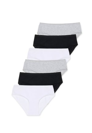 Pile de six sous-vêtements en coton pour femmes en blanc, noir et gris disposés en motif alterné sur fond blanc.