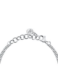 Bracciale in argento con anelli circolari intrecciati, un moschettone sicuro e un charm rotondo testurizzato con un design a foglia.