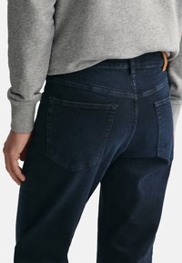 GANT EXTRA ACTIVE RECOVER - Jeans a sigaretta - black vintage