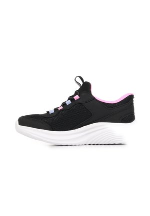 Zapatilla deportiva negra con forro interior rosa, ojales multicolores, paneles laterales de malla y suela blanca gruesa y ondulada.