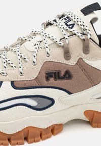 Fila RAY TRACER TR2 - Tenisice - marshmallow/turtledove