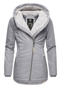 Šedá izolační bunda s texturovaným povrchem, hebkým vnitřním podšíváním, kapucí a diagonálním prošíváním. Obsahuje přední zip a boční kapsy.