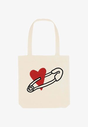 Borsa a tracolla in tela di colore crema, con un grande cuore rosso e un contorno nero di una spilla da balia. Design semplice con manici robusti.