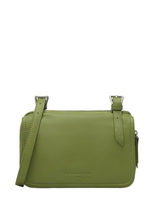 Organiczna oliwkowozielona skórzana torba na ramię z regulowanym paskiem, srebrnymi klamrami, zamkiem błyskawicznym i wytłoczonym nazwiskiem marki z przodu.