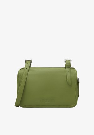 Organiczna oliwkowozielona skórzana torba na ramię z regulowanym paskiem, srebrnymi klamrami, zamkiem błyskawicznym i wytłoczonym nazwiskiem marki z przodu.