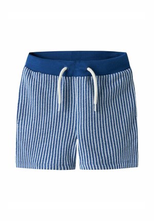 Blå og hvite shorts med vertikale striper, med en helfarget blå elastisk midje og hvite snorer foran.