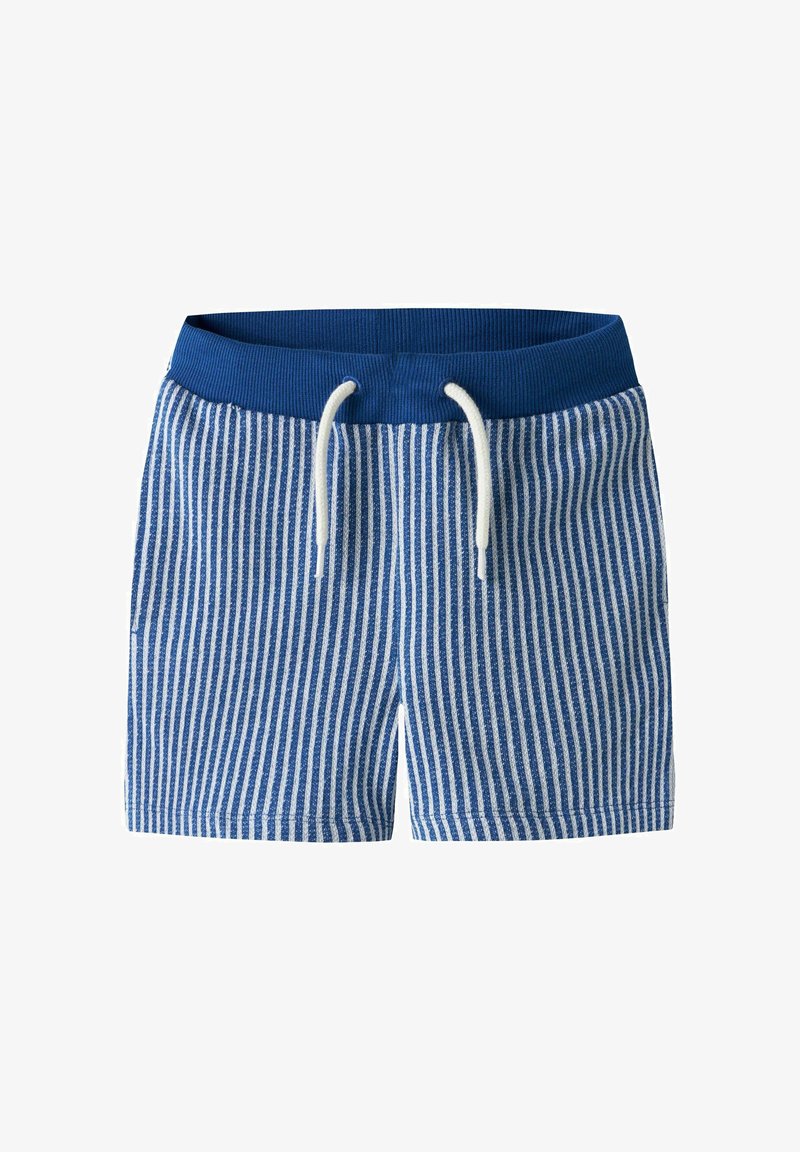 Short rayé vertical bleu et blanc avec une ceinture élastique bleue unie et des cordons blancs à l'avant.